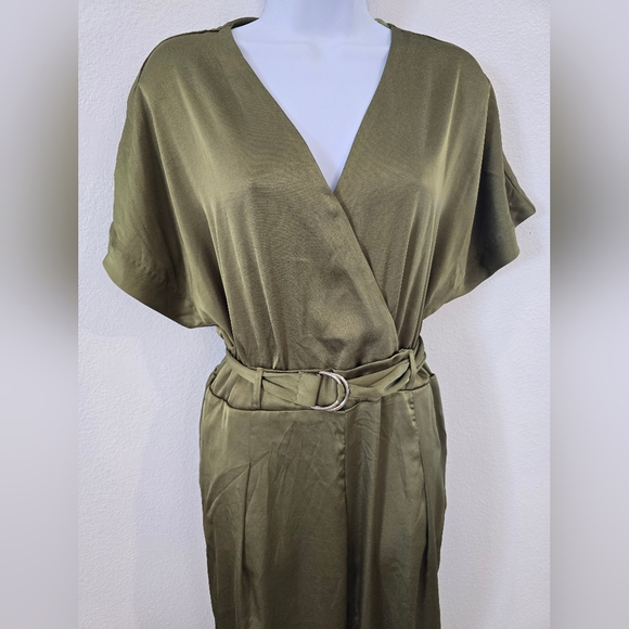 Glam NWT Satin Green Jumpsuit Fall, Holiday, Family Photos Size Medium - Picture 2 of 11